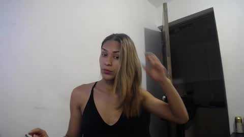 Snapshot of isaura_latina chatting on January 12, 3:45 am Idara Trovo online show from January 12, 3:45 am