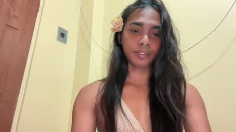 Snapshot of island_girlxxx chatting on June 5, 1:23 am Alona online show from June 5, 1:23 am