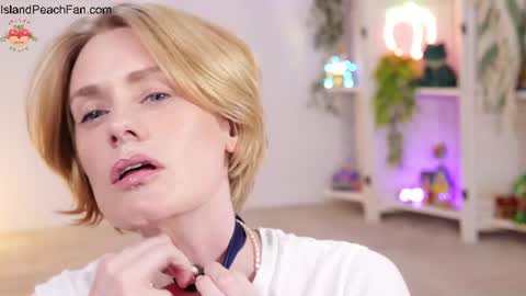 Lou  Peaches online show from June 25, 8:02 pm