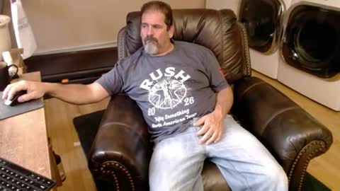 Snapshot of islandguy70 chatting on August 4, 11:18 pm Jim online show from August 4, 11:18 pm