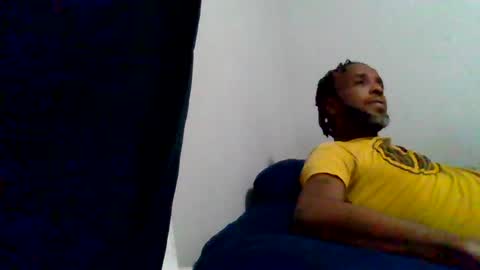 Snapshot of islandmaker chatting on June 13, 6:33 am islandmaker online show from June 13, 6:33 am