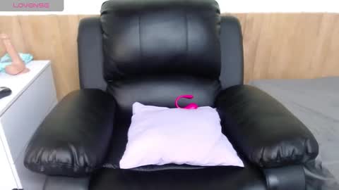 Snapshot of issa_km chatting on March 1, 11:15 pm issa_km online show from March 1, 11:15 pm