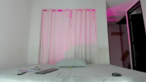 Snapshot of issalovexxx chatting on June 8, 7:42 am Isabella online show from June 8, 7:42 am