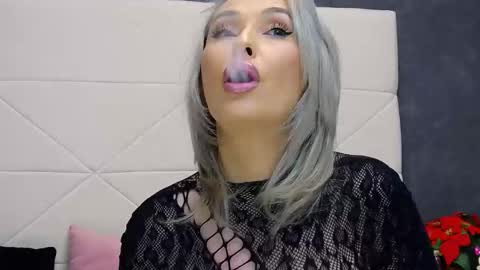 IssaSmyth online show from March 10, 1:16 pm