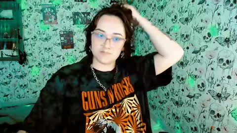 Snapshot of issis_demon chatting on April 26, 4:32 am Yiz online show from April 26, 4:32 am