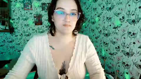 Snapshot of issis_demon chatting on May 3, 12:49 am Yiz online show from May 3, 12:49 am