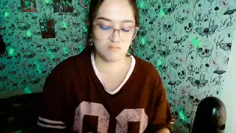 Snapshot of issis_demon chatting on May 10, 2:28 am Yiz online show from May 10, 2:28 am
