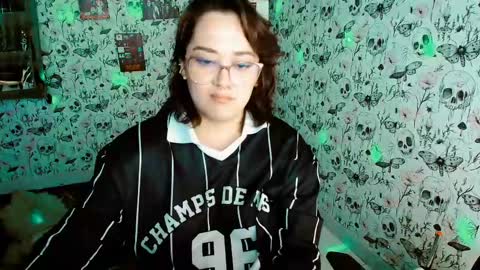 Snapshot of issis_demon chatting on May 15, 11:01 pm Yiz online show from May 15, 11:01 pm