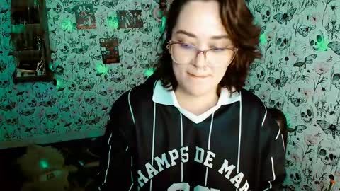 Snapshot of issis_demon chatting on May 15, 11:12 pm Yiz online show from May 15, 11:12 pm