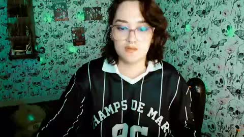 Snapshot of issis_demon chatting on May 15, 11:23 pm Yiz online show from May 15, 11:23 pm