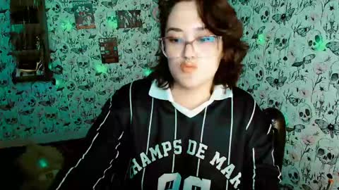 Snapshot of issis_demon chatting on May 15, 11:34 pm Yiz online show from May 15, 11:34 pm