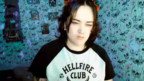 Snapshot of issis_demon chatting on May 31, 3:26 am Yiz online show from May 31, 3:26 am