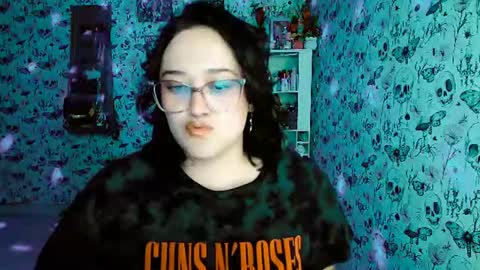 Snapshot of issis_demon chatting on July 4, 4:40 am Yiz online show from July 4, 4:40 am