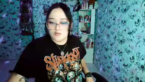 Snapshot of issis_demon chatting on July 18, 3:00 am Yiz online show from July 18, 3:00 am