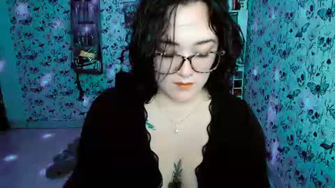 Snapshot of issis_demon chatting on August 8, 4:58 am Yiz online show from August 8, 4:58 am