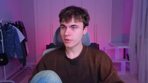 Snapshot of istairee chatting on February 13, 10:34 am Maks online show from February 13, 10:34 am