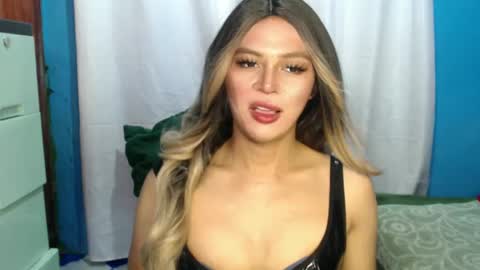 Snapshot of its_asiandave chatting on February 7, 8:33 am DAVE online show from February 7, 8:33 am