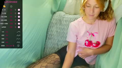 Snapshot of its_lily chatting on February 3, 9:53 pm Lily online show from February 3, 9:53 pm