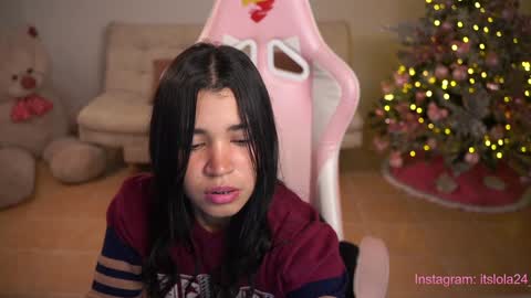 Snapshot of its_lola chatting on December 14, 1:50 am   online show from December 14, 1:50 am