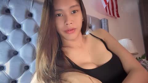 Snapshot of its_me_cora chatting on October 2, 8:21 am Cora online show from October 2, 8:21 am