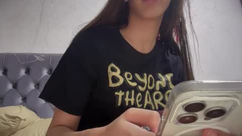 Snapshot of its_me_cora chatting on October 19, 12:33 am Cora online show from October 19, 12:33 am