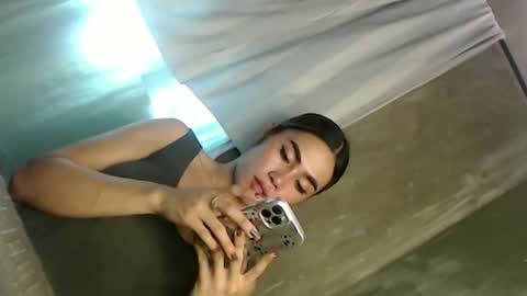 Snapshot of its_me_vanesa chatting on March 24, 1:21 am its_me_vanesa online show from March 24, 1:21 am