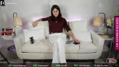 Snapshot of itschloelaurent chatting on May 25, 3:45 am itschloelaurent online show from May 25, 3:45 am