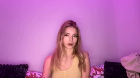 Snapshot of itsdanirose chatting on May 19, 2:18 am Danielle Rose online show from May 19, 2:18 am
