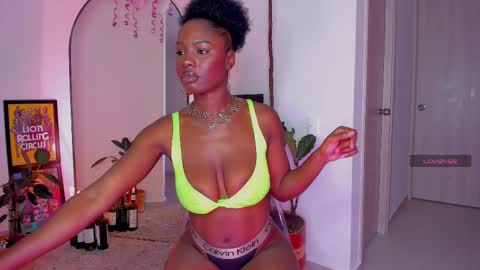 Snapshot of itslau_ chatting on March 1, 3:53 am lau online show from March 1, 3:53 am