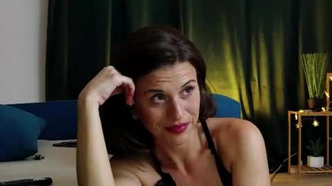 Snapshot of itsscarletxo chatting on August 6, 9:06 pm ScarlettNoirr online show from August 6, 9:06 pm