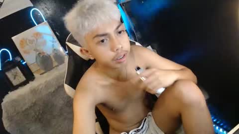 Snapshot of itsyourcummerboy_xx chatting on May 18, 8:14 pm Kyle online show from May 18, 8:14 pm