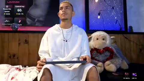 Snapshot of itszairen chatting on February 15, 4:42 am itszairen online show from February 15, 4:42 am