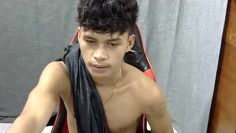 Snapshot of itzme_john chatting on April 22, 12:57 am itzme_john online show from April 22, 12:57 am