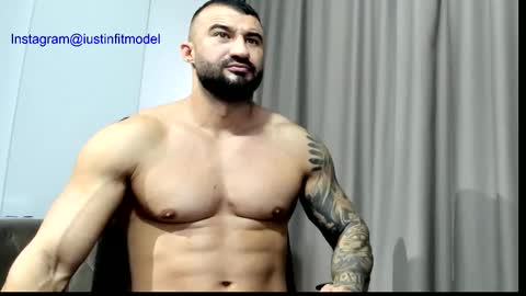 iustinmucle95 online show from December 1, 10:31 am