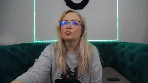 Snapshot of ivanacharm chatting on February 17, 4:31 am ivanacharm online show from February 17, 4:31 am