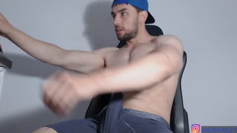 Snapshot of ivanhot279 chatting on December 6, 9:24 pm ivanhot279 online show from December 6, 9:24 pm