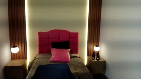 I V O N N E R O S S online show from February 5, 12:10 pm