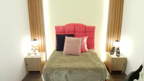 I V O N N E R O S S online show from February 24, 12:14 pm