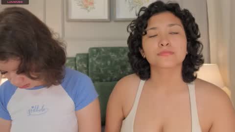 Snapshot of ivy_and_molly chatting on December 12, 10:34 am Ivy and Molly online show from December 12, 10:34 am