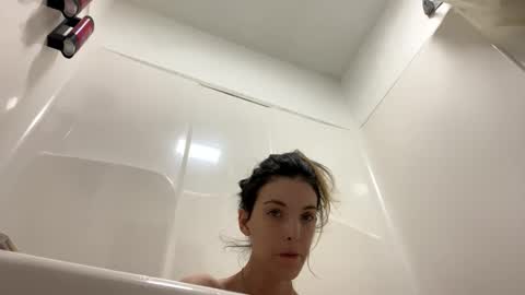 Snapshot of ivy_rose90 chatting on April 29, 1:43 am ivy_rose90 online show from April 29, 1:43 am