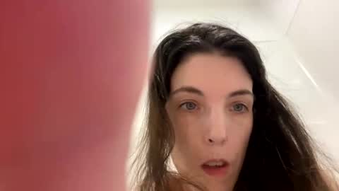 Snapshot of ivy_rose90 chatting on May 1, 2:05 am ivy_rose90 online show from May 1, 2:05 am