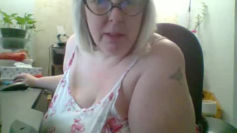 Snapshot of ivyjane3522 chatting on May 28, 1:52 pm ivyjane3522 online show from May 28, 1:52 pm