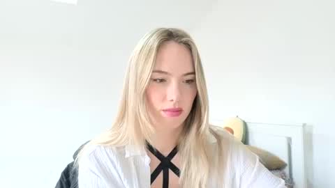 Snapshot of ivyyy1995 chatting on November 20, 1:00 pm ivyyy1995 online show from November 20, 1:00 pm