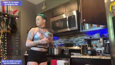 Snapshot of iwillbeyourmuse chatting on June 30, 11:17 pm Muse hethey online show from June 30, 11:17 pm