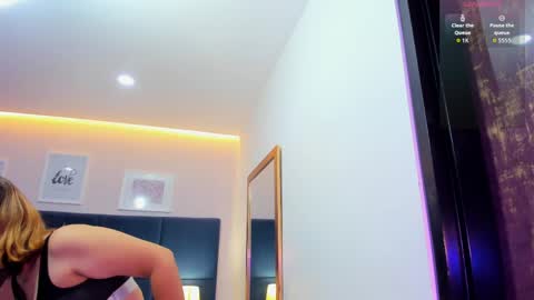 Snapshot of iza_grey chatting on April 24, 11:45 am Isa online show from April 24, 11:45 am