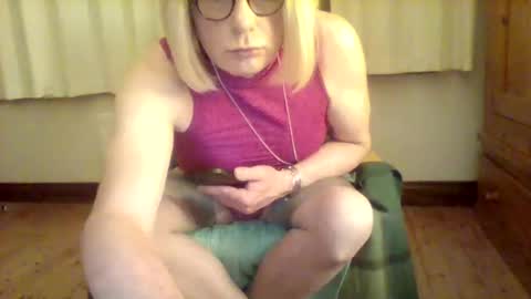 izzy_mchoney online show from May 15, 10:50 pm