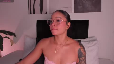 Snapshot of izzy_vega chatting on October 1, 1:11 am Izzy vega  online show from October 1, 1:11 am