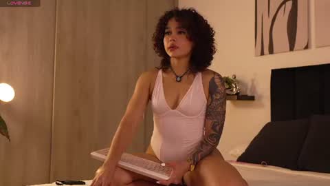 Snapshot of izzy_vega chatting on June 10, 1:28 am Izzy vega online show from June 10, 1:28 am