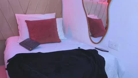 Snapshot of j_belle_ chatting on June 1, 8:32 pm j_belle_ online show from June 1, 8:32 pm
