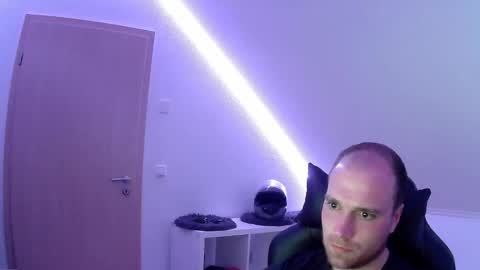 here4y online show from April 7, 7:25 pm